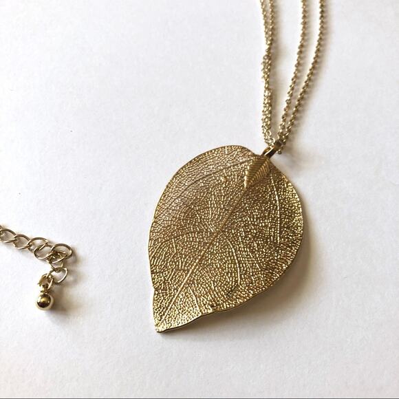 Gold tone double stranded necklace w/leaf pendant - Picture 2 of 2